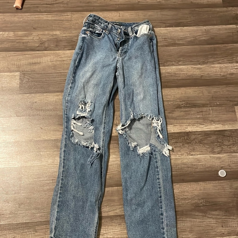 Stylish Ripped Jeans – Perfect for Any Casual Look